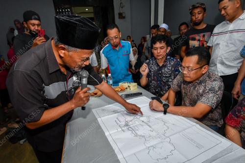 NIK NAZMI NIK AHMAD