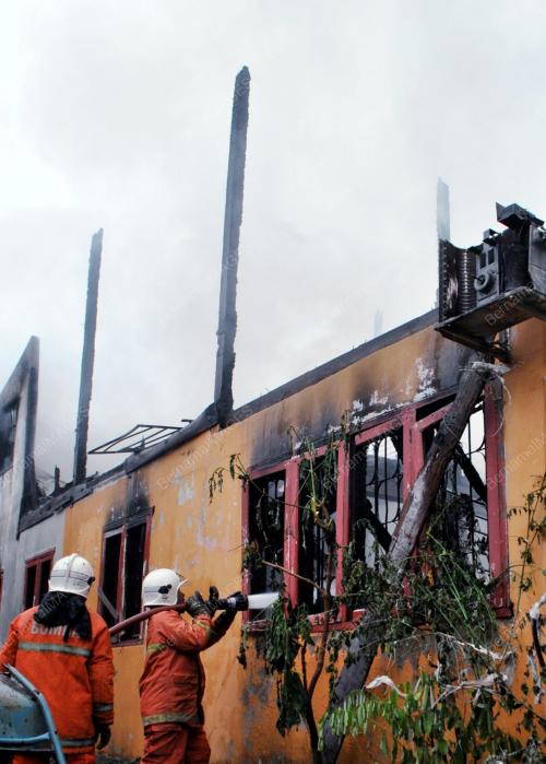 KB04_22102012_RUMAH_TERBAKAR