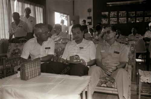 MENTERI BESAR MENDENGAR TAKLIMAT