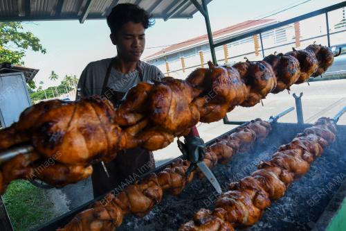 PENIAGA AYAM GOLEK