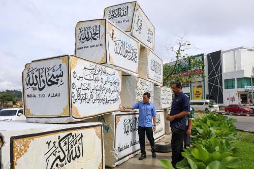 UKIRAN ZIKIR PADA BATU MARMAR PERSIMPANGAN BENDAHARA
