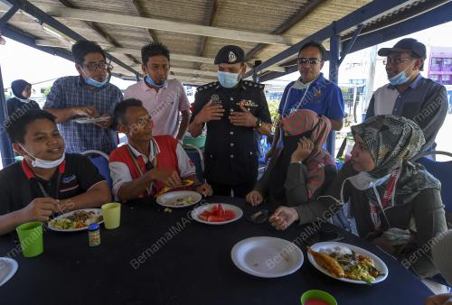 MAKANAN KEPADA PETUGAS BARISAN HADAPAN