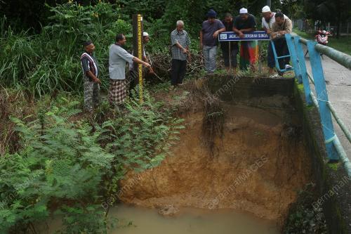 JAMBATAN SUNGAI MELOR DI KAMPUNG SRI KULIM