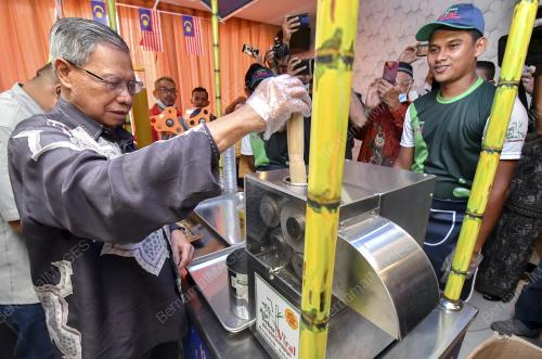 DATUK SERI MUSTAPA MOHAMED
