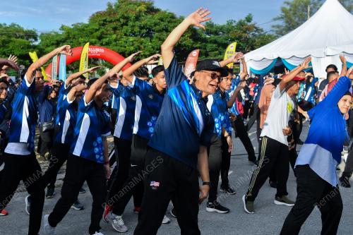 DATUK SERI DR DZULKEFLY AHMAD