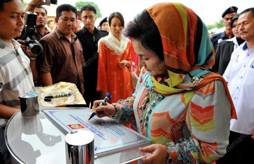 DATIN SERI ROSMAH MANSOR