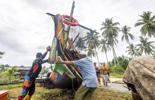 PERAHU KOLEK DIBAIK PULIH