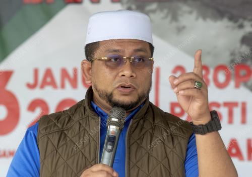 DATUK AHMAD MARZUK SHAARY