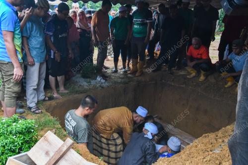 TIGA BERANAK MAUT KERETA DIHEMPAP POKOK