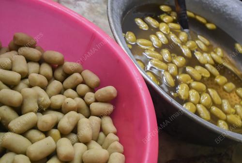 KUIH BUTIR NAKO EMAS