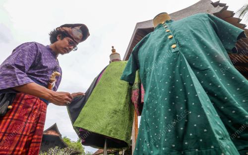 DUA JURUTERA MARTABAT BUSANA MELAYU