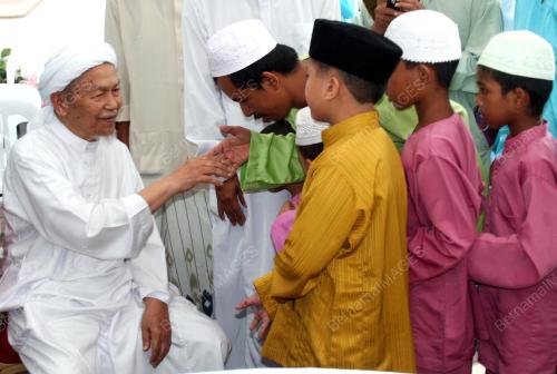 NIK AZIZ NIK MAT