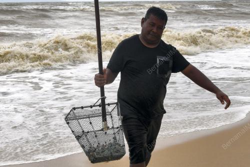 PENCARI REMIS PANTAI PACHAKAN