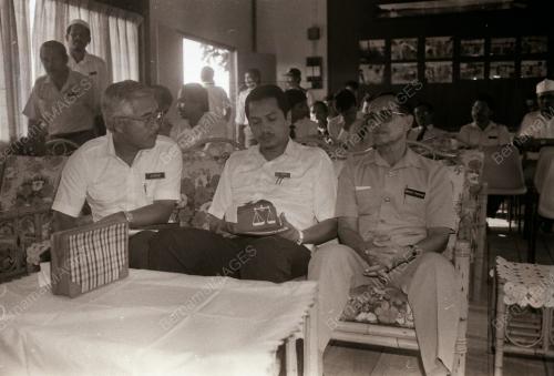 MENTERI BESAR MENDENGAR TAKLIMAT
