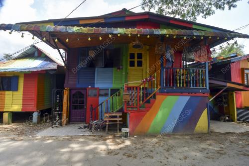 RUMAH PELANGI KAMPUNG SUNGAI BUDOR
