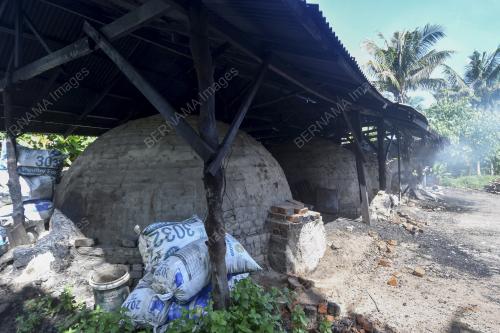 PEMBUAT ARANG KAYU