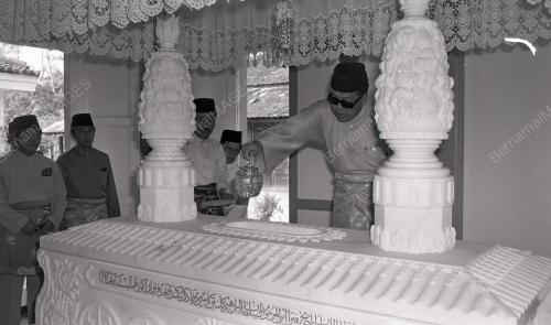 MAKAM DIRAJA LANGGAR