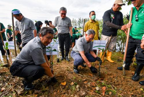 DATUK SERI MUSTAPA MOHAMED