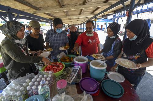 MAKANAN KEPADA PETUGAS BARISAN HADAPAN