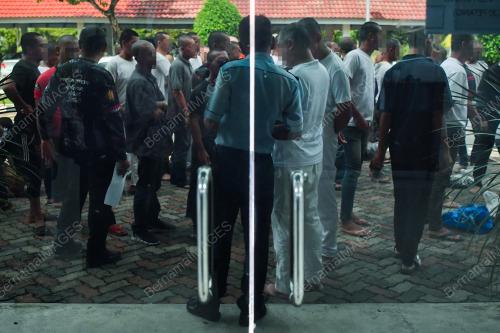 PELEPASAN BANDUAN SECARA BERLESEN