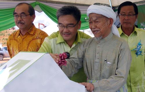 NIK ABDUL AZIZ NIK MAT