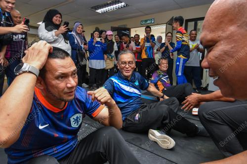 DATUK SERI DR DZULKEFLY AHMAD