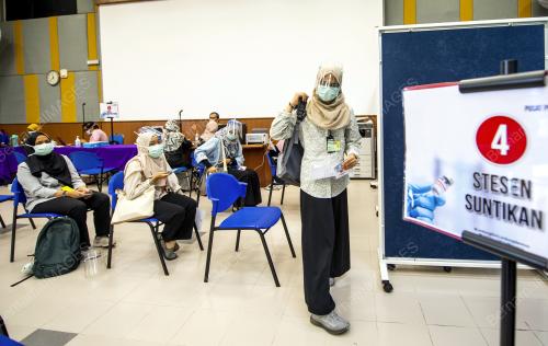 PELAJAR TERIMA SUNTIKAN VAKSIN COVID-19
