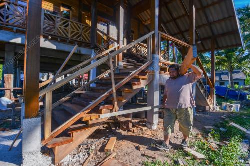 BINA RUMAH DARI KAYU TERBUANG