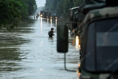 ATM MEMINDAHKAN CALON SPM TERKANDAS BANJIR