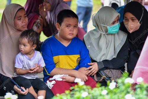 TIGA BERANAK MAUT KERETA DIHEMPAP POKOK