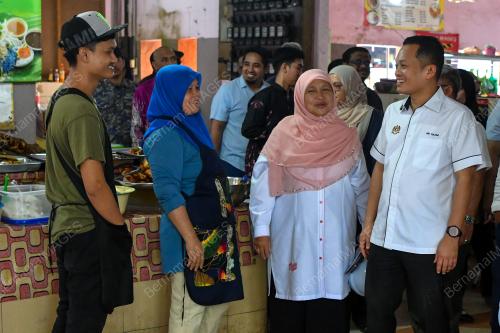NIK NAZMI NIK AHMAD