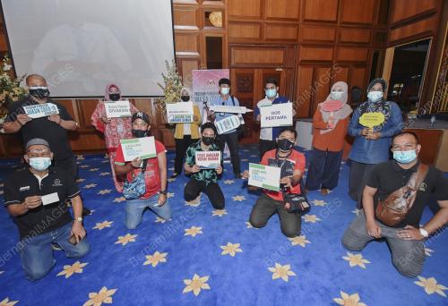 TINJAUAN PEMBERIAN VAKSIN KEPADA PENGAMAL MEDIA