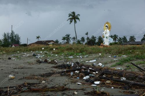 SAMPAH KIRIMAN MONSUN TIMUR LAUT