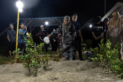PENGEBUMIAN JENAZAH EMPAT BERANAK TERLIBAT KEMALANGAN