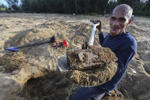 PENCARI BESI PERSISIR PANTAI