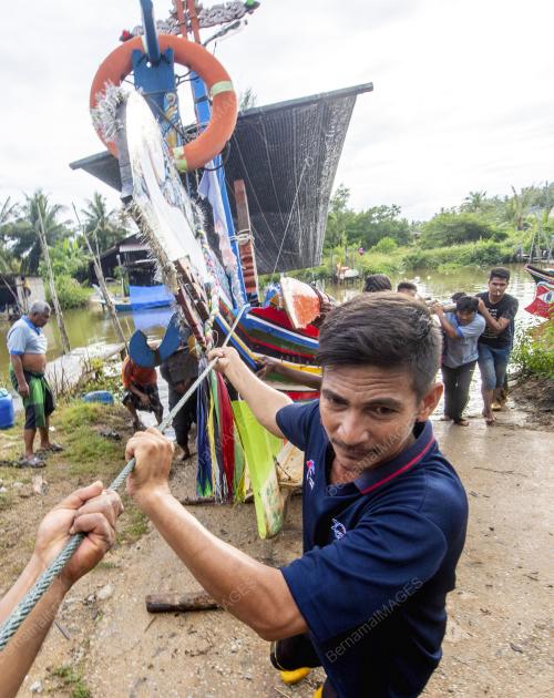 PERAHU KOLEK DI REHATKAN