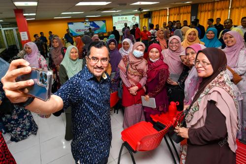 DATUK DR ASYRAF WAJDI DUSUKI