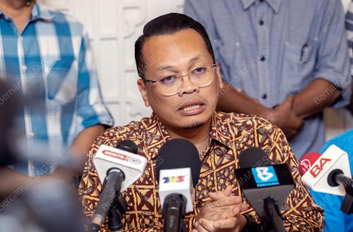 NIK NAZMI NIK AHMAD