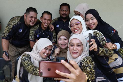 FADHLINA SIDEK