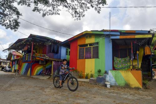 RUMAH PELANGI KAMPUNG SUNGAI BUDOR