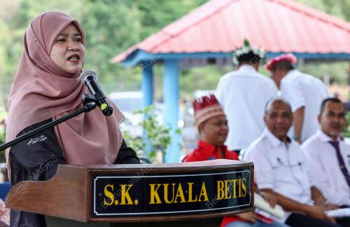 FADHLINA SIDEK