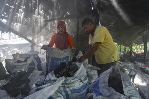 PEMBUAT ARANG KAYU