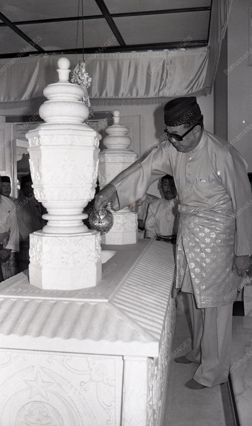MAKAM DIRAJA LANGGAR