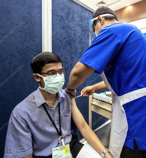 PELAJAR TERIMA SUNTIKAN VAKSIN COVID-19