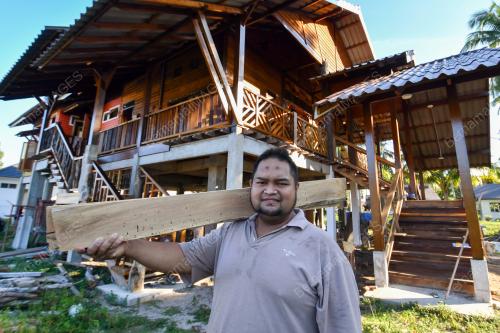 BINA RUMAH DARI KAYU TERBUANG