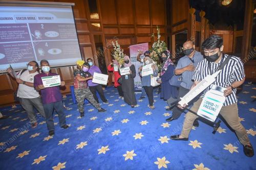 PEMBERIAN VAKSIN KEPADA PENGAMAL MEDIA