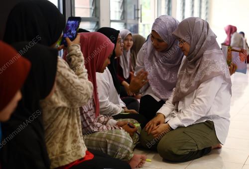 FADHLINA SIDEK