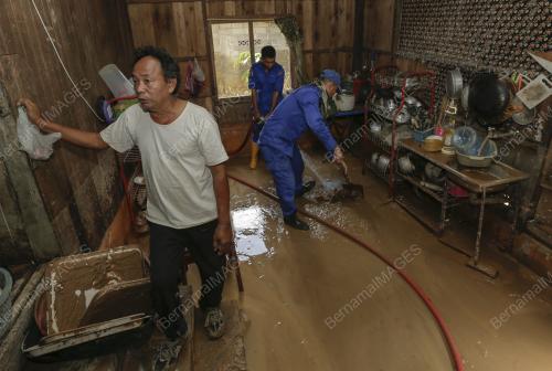 APM BERSIH RUMAH BANJIR