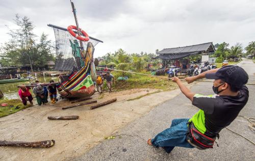 PERAHU KOLEK DIBAIK PULIH