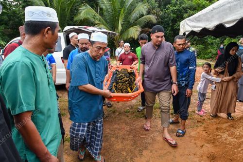 TIGA BERANAK MAUT KERETA DIHEMPAP POKOK